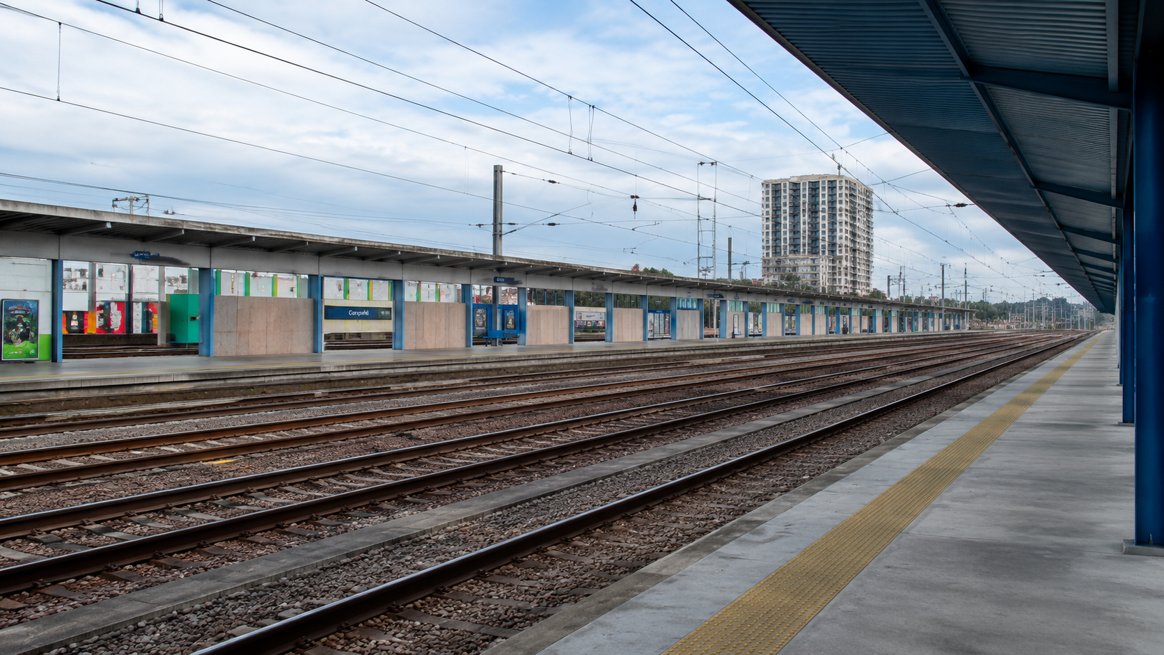 Estação de comboios de Contumil, mesmo em frente ao edifício